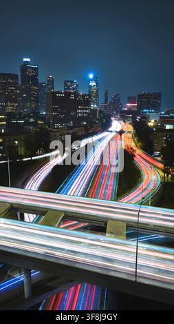 Vue aérienne de la Spaghetti Highway de Los Angeles et de The Stack avec des voies de circulation et la ligne d'horizon Banque D'Images