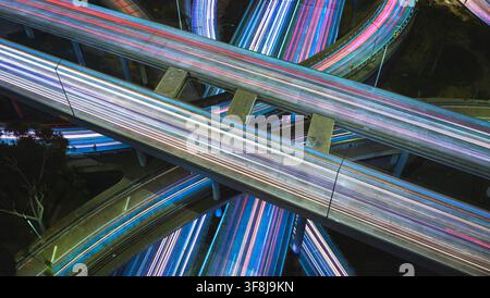 Autoroute à spaghetti aérienne Los Angeles Les pistes de voitures empilées Heure bleue Vue par le dessus Banque D'Images