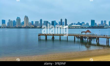 Pier et quai du front de mer de San Diego avec une baie calme en Californie Banque D'Images