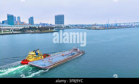Vue aérienne de la baie de San Diego : remorqueur, péniche de l'US Navy, skyline et pont de Coronado Banque D'Images