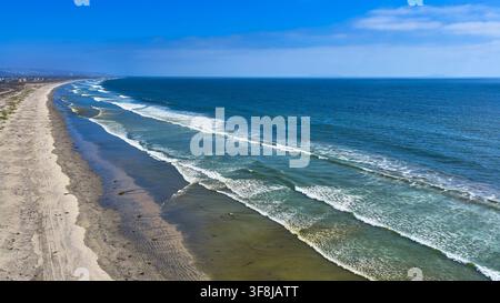 Vue aérienne de San Diego en Californie plage vagues de l'océan et littoral sous un soleil éclatant Banque D'Images