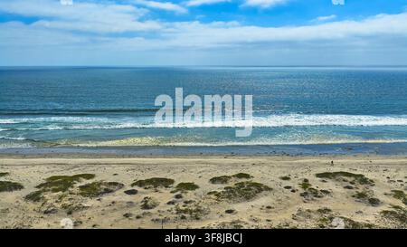 Vue aérienne de la côte californienne, vagues de l'océan et plage de sable de San Diego Banque D'Images