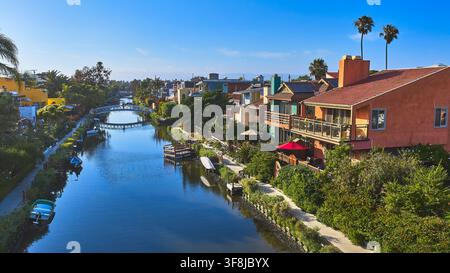 Vue aérienne du quartier historique de Venice Canal avec maisons en bord de canal à Los Angeles, Californie Banque D'Images