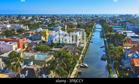 Vue aérienne du quartier historique des canaux de Venise, maisons riveraines à Los Angeles et palmiers Banque D'Images