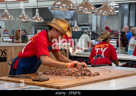 San Marcos Texas USA, 12 août 2026 : Un employé portant un chapeau de cowboy et un tablier découpe du brisket lors de l'ouverture d'un supermarché-service Buc-ee's de 76 000 pieds carrés adjacent à l'Interstate 35 entre Austin et San Antonio. Le magasin propose des articles sur le thème du castor, de nombreux choix de nourriture et 124 pompes à essence. Crédits : Bob Daemmrich/Alamy Live News Banque D'Images