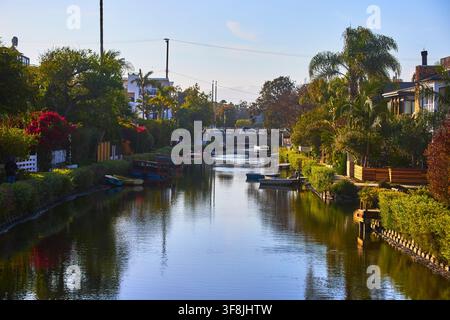 Voie d'eau du quartier historique des canaux de Venise avec verdure et maisons résidentielles Los Angeles Banque D'Images