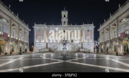 Vue du Palazzo Senatorio illuminé et de la statue équestre de Marc Aurèle sur la place historique du Campidoglio la nuit à Rome, Lazio Banque D'Images