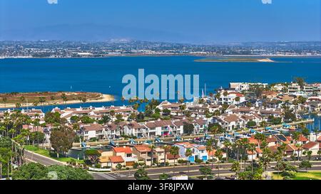 Vue aérienne de la communauté riveraine de San Diego Bay, maisons côtières et marina en Californie Banque D'Images