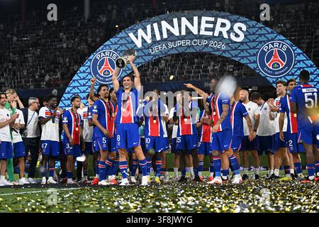 IPA87428959 - Fabian Ruiz (Paris Saint-Germain F.C.) Les joueurs du Paris Saint-Germain célèbrent leur victoire lors du match de la Coupe UEFA Super 2026 entre le Paris Saint-Germain F.C. et l'Aston Villa F.C. le 12 août 2026 au stade de Salzbourg à Salzbourg, Autriche Banque D'Images