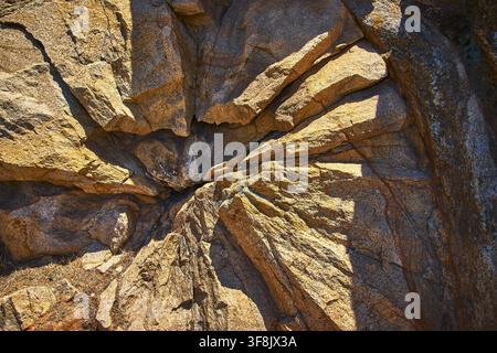 Texture de roche érodée avec des crevasses profondes et des motifs rayonnants Banque D'Images