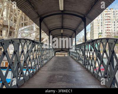 Gare de Colegiales à Buenos Aires, en Argentine. Passerelle et structure en treillis de fer riveté du pont piéton historique britannique au-dessus des voies. Banque D'Images