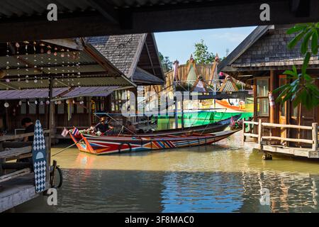 Touristes profitant d'une balade en bateau le long du canal du marché flottant de Pattaya, Thaïlande Banque D'Images