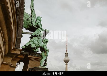 Berlin, Berlin, Allemagne – 03 juin 2026 : Vue des statues d'anges ornées sur le toit de la cathédrale de Berlin avec la tour de télévision emblématique de Berlin qui s'élève en arrière-plan Banque D'Images