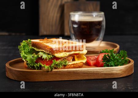 Sandwich protéiné sain avec steak de poulet et café Banque D'Images