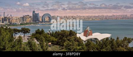 Vue panoramique de la skyline de Bakou en Azerbaïdjan, avec le moderne Deniz Mall au premier plan et l'hôtel Crescent au loin le long du C Banque D'Images