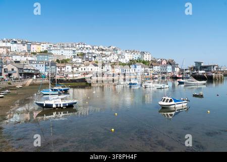 Bateaux amarrés dans le port de Brixham, Devon, Angleterre, Royaume-Uni Banque D'Images