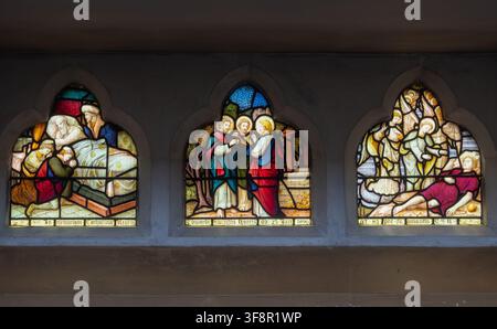 Triptyque en vitrail, intérieur de l'église St Mary & St Giles, Stony Stratford, Buckinghamshire, Royaume-Uni Banque D'Images