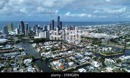 Ciel de Gold Coast au-dessus des maisons du canal aquatique vu depuis les airs Banque D'Images