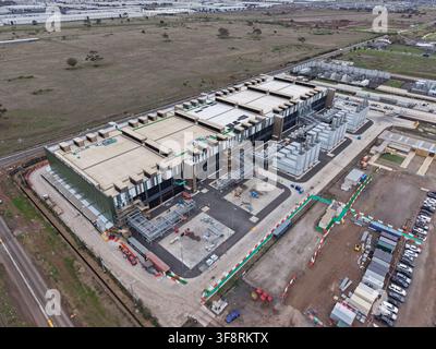 Grand bâtiment de centre de données en construction avec équipement industriel et nouvelle infrastructure, établissement de la connectivité moderne Banque D'Images