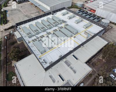 Toit de centre de données industriel comportant plusieurs unités HVAC et de climatisation Banque D'Images