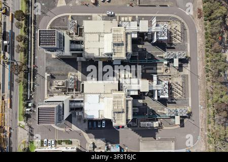 Installation de production d'énergie industrielle vue du dessus avec des machines et une infrastructure complexes Banque D'Images