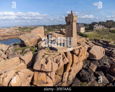Vue aérienne, phare de Ploumanac'h et château de Costaeres, formation rocheuse emblématique en granit rose sur la Côte de Granit Rose, en Bretagne. Massif b Banque D'Images