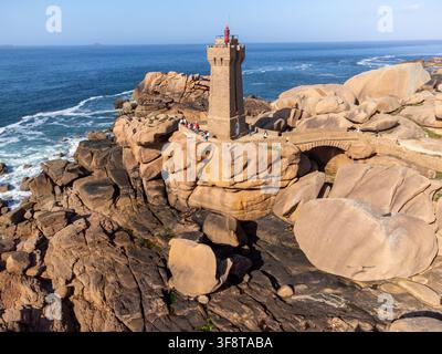 Vue aérienne, phare de Ploumanac'h et château de Costaeres, formation rocheuse emblématique en granit rose sur la Côte de Granit Rose, en Bretagne. Massif b Banque D'Images