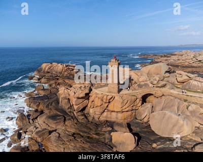 Vue aérienne, phare de Ploumanac'h et château de Costaeres, formation rocheuse emblématique en granit rose sur la Côte de Granit Rose, en Bretagne. Massif b Banque D'Images