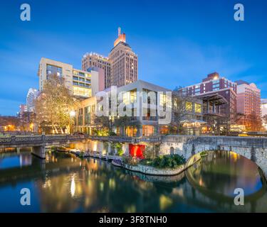 Skyline de San Antonio, Texas, USA sur la promenade fluviale à l'heure bleue. Banque D'Images