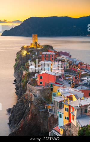 Vernazza, La Spezia, Ligurie, Italie dans la région de Cinque Terre au crépuscule. Banque D'Images