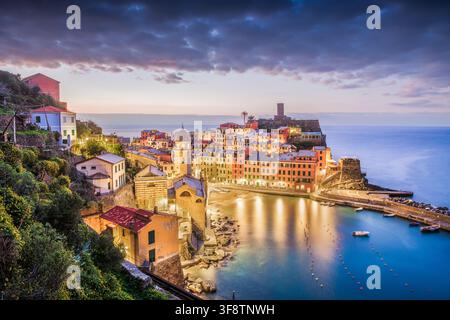 Vernazza, la Spezia, Ligurie, Italie dans la région des Cinque Terre au crépuscule. Banque D'Images