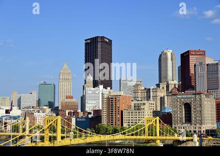 Pittsburgh, Pennsylvanie, États-Unis. Vue d’un segment de la skyline du centre-ville en jour de match depuis l’intérieur du PNC Park. Banque D'Images