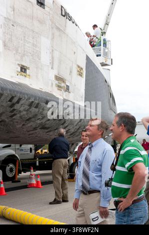La navette spatiale Endeavour, lors de la mission STS-133, pendant le roulage et les activités post-atterrissage, y compris la sortie de l'équipage, au Shuttle Landing Facility, photographiée le 24 février 2011. Banque D'Images
