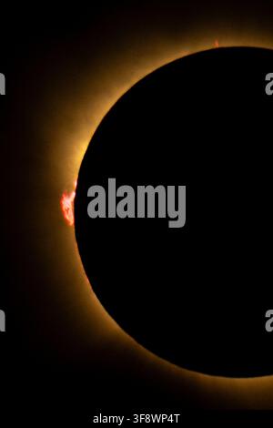 Une éclipse solaire totale est observée depuis San Millán de los Caballeros, Espagne, le mercredi 12 août 2026. Une éclipse solaire totale a balayé des parties du Groenland, de l'Islande, du nord de la Russie, de l'océan Atlantique, de l'Espagne et d'un petit coin du Portugal. Une éclipse partielle était visible dans certaines parties des États-Unis, dans la plupart du Canada, dans une grande partie de l'Europe et dans le nord-ouest de l'Afrique. Photo NASA par Bill Ingalls/UPI Credit : UPI/Alamy Live News Banque D'Images