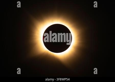 Une éclipse solaire totale est observée depuis San Millán de los Caballeros, Espagne, le mercredi 12 août 2026. Une éclipse solaire totale a balayé des parties du Groenland, de l'Islande, du nord de la Russie, de l'océan Atlantique, de l'Espagne et d'un petit coin du Portugal. Une éclipse partielle était visible dans certaines régions des États-Unis, dans la plupart du Canada, dans une grande partie de l'Europe et dans le nord-ouest de l'Afrique. Photo NASA par Bill Ingalls/UPI Crédit : UPI/Alamy Live News Banque D'Images