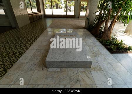 Le tombeau élégant en marbre blanc de Jovanka Broz, Première dame de Yougoslavie, est visible à l'intérieur de la maison des fleurs mémorial à Belgrade. La lumière naturelle illumine Banque D'Images