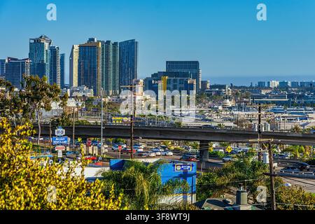 Vue élevée de la skyline du centre-ville, de la bretelle d'autoroute et de la circulation avec des panneaux de location de voitures à l'aéroport. San Diego, Californie, États-Unis, Amérique du Nord Banque D'Images