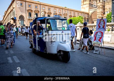 La vague de chaleur se poursuit en Italie PALERMO, ITALIE - 13 AOÛT : Taxi tricyclo Ape Piaggio pour le service touristique devant la Cathédrale de la Bienheureuse Vierge Marie de l’Assomption pendant la vague de chaleur record qui a mis toute l’Italie en alerte à cause des températures élevées le 13 août 2026 à Palerme, Italie. Palerme Italie Copyright : xStefanoxMontesix Banque D'Images