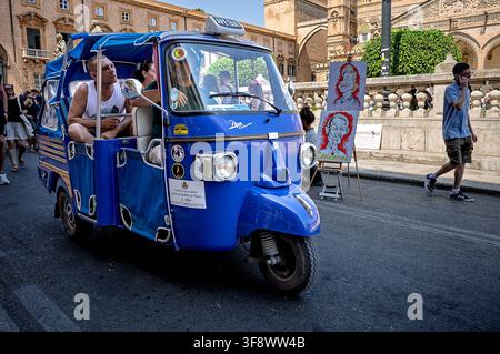 La vague de chaleur se poursuit en Italie PALERMO, ITALIE - 13 AOÛT : Taxi tricyclo Ape Piaggio pour le service touristique devant la Cathédrale de la Bienheureuse Vierge Marie de l’Assomption pendant la vague de chaleur record qui a mis toute l’Italie en alerte à cause des températures élevées le 13 août 2026 à Palerme, Italie. Palerme Italie Copyright : xStefanoxMontesix Banque D'Images