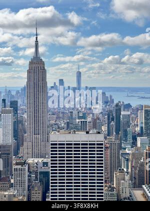 Vue aérienne de Manhattan, New York, avec des bâtiments emblématiques et un ciel ensoleillé. Banque D'Images