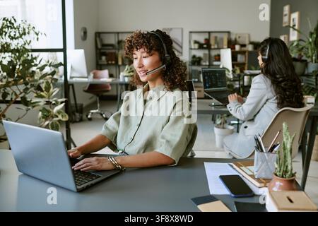 Agentes féminines diverses fournissant un support client dans un bureau moderne Banque D'Images