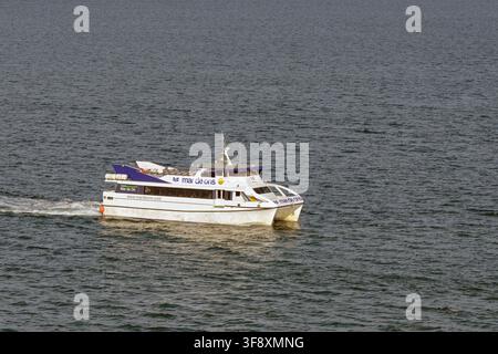 Vigo, Galice, Espagne - 14 janvier 2025 : Vue aérienne d'une ferry locale exploitée par la compagnie de transport de passagers Mar de Ons naviguant vers le port de Vigo Banque D'Images