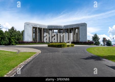 Bastogne, Belgique - 21 juil. 25 : Un panneau d'information explique la restauration du mémorial Mardasson au musée de la guerre de Bastogne en Belgique. Banque D'Images