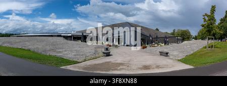 Bastogne, Belgique - 21 juil. 25 : Vue panoramique du mémorial Mardasson et des terrains adjacents au musée de la guerre de Bastogne en Wallonie, Belgique. Banque D'Images