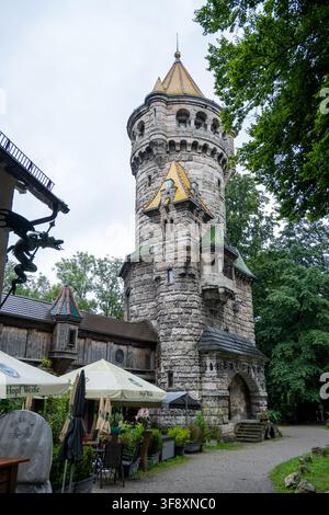 Landsberg, Allemagne - 25 jul 26 : Tour historique en pierre Mutterturm avec toits carrelés colorés et parasols de café à Landsberg am Lech, Bavière, Allemagne. Banque D'Images