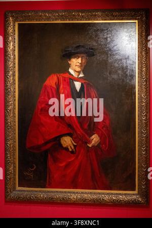 Landsberg, Allemagne – 25 juil. 26 : Peinture portrait encadrée d’un homme portant une robe académique rouge exposée sur un mur rouge au Mutterturm. Banque D'Images