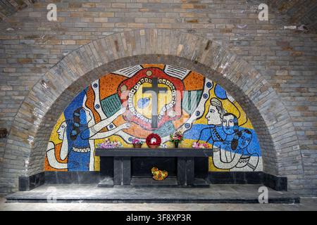 Bastogne, Belgique - 21 jul. 25 : Mosaïque colorée et autel à l'intérieur de la crypte du mémorial Mardasson au musée de la guerre de Bastogne en Wallonie, Belgique. Banque D'Images