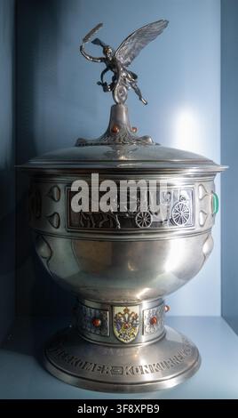 Landsberg, Allemagne - 25 juil. 26 : Trophée décoratif en argent avec figure ailée et relief de carrosse exposé au musée Mutterturm en Bavière. Banque D'Images