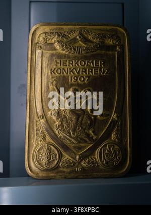 Landsberg, Allemagne – 25 juil. 26 : Vue rapprochée d'une plaque en bronze Herkomer Konkurrent de 1907 exposée en tant qu'objet historique au musée Mutterturm. Banque D'Images