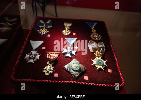 Landsberg, Allemagne - 25 jul 26 : Collection de médailles et ordres historiques disposés sur du velours rouge dans une vitrine muséale au Mutterturm. Banque D'Images